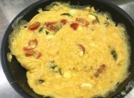 テフロンパンにオイルを温めて、卵を流して混ぜて半熟でクリームチーズを散らして包む。