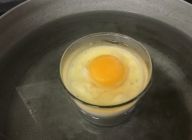 味見して耐熱性の瓶に詰める。生卵をのせる。湯煎にかけてフタをして、沸騰前の湯加減で10〜12分、卵に火を通す。