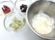 パルテノチーズ材料を混ぜ合わせます。ソース3種のドライトマトと黒オリーブをみじん切りします。