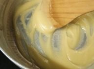 ベシャメルを作る。バターを超弱火で溶かして溶けた所に小麦粉を3回に分けて入れる。固まってきたら牛乳を3回に分けて溶かし入れ、塩少々いれる。焦らずゆっくり。。。