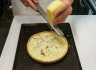 アパレイユを7分目くらいまで流し込み、さらにチーズを削り入れ、160℃のオーブンで30分焼く。
