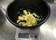 ホットケーキミックスでシュー生地を作る。
水100cc、バター60グラムをレンジ500Wでラップをして4分加熱。