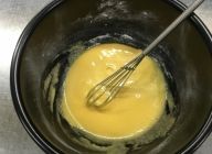 レンジで簡単カスタードを作る。卵黄Lサイズ2個、グラニュー糖大さじ4杯を混ぜる。ホットケーキミックス大さじ３杯を混ぜる。