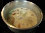 くり抜いた新たまねぎの中心部とスープの具材を鍋に入れ、一度沸かしてから海老に火が入るまで弱火で煮込む。
火が入れば海老をとりだし冷ます。
スープも冷ましておく