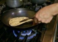 1枚分の分量をとり丸く伸ばしながら麺棒で薄くきれいに形をつくる。鉄板またはフライパンを熱し、ひっくり返しながら焼き目がつくまで両面焼く。（目安3分）