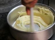 固形のバターを入れ、少しずつじゃがいもの熱で溶かしながら、空気を含ませるように手早く大きく混ぜる。そうすると分離しない。
塩・コショウで味を整えれば完成。