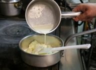 じゃがいもを鍋に移し、塩とコショウを入れ、生クリームを数回に分けて入れる。
※じゃがいもが温かいうちに混ぜるとダマになりにくい