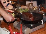 フライパンにオリーブオイルを入れ熱し、牛肉を入れ強火で全面をソテーする。