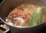 鍋に焼いたモモ肉、白ねぎ、にんにく、しょうが、水を入れ火にかける。沸いたら弱火で１５～２０分。丁寧に脂、アクを取り除く。モモ肉は取り上げブイヨンは漉しておく。
