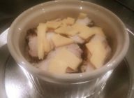 耐熱容器(スフレ皿等）に炊けたライスを入れスライスしたモモ肉、とろけるチーズをちらし卵白をあわ立て卵黄とゴムベラでサックリ切り混ぜ合わせたものを乗せる