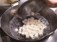 別の鍋に湯を沸かし、沸いたら塩をひとつまみ入れ、水切りしたばかりの豆腐を入れて、茹でる。