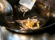 フライパンに残りのサラダ油を足し、エシャロットを中火で炒めて香りを立たせたら、厚揚げを加えてカリッと炒める。