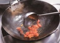 油をよくなじませた鍋にサラダ油を熱し、トマトを入れて強火で炒める。