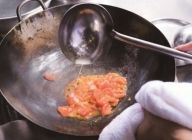 トマトの水分がでてきたら、水溶き片栗粉を加えて手早く混ぜ、汁気をとじる。