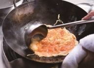 鍋を上下に動かし、おたまで卵を大きく混ぜながら返すようにして全体に火を通す。