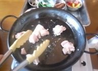 オリーブオイルを入れた鍋に鶏肉と生ソーセージを入れ、さっと表面に焼き色を付けたら取り出す。