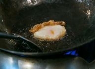 別の鍋に多めの油を熱し、卵を小さめのボウルに割入れ、そっと鍋に入れる。卵白が広がらないようフライ返しで寄せ、ふちがカリカリになるまで揚げる。（目玉焼きでも可）