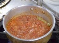 【ミートソースを作る】
Aの食材を鍋に入れ、弱火で10分煮込む様に加熱する
（バターを鍋に入れ、野菜を先に炒めて挽肉、その他の食材を入れる