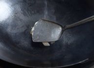 鍋にサラダ油と長ねぎを入れ、ねぎを鍋に押しつけ焼き色をつける。