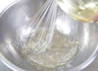 【ドレッシングを作る】
\n塩、胡椒、蜂蜜、米酢をボールに入れてかき混ぜる
\nかき混ぜた材料にサラダ油を少しずつ入れてかき混ぜる