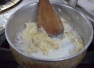 炒めた玉葱とベーコンに薄力粉を入れ牛乳を少しずつ入れてソースを作る