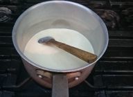 クリームを作り始めます　鍋に　Ｂの材料の牛乳とグラニュー糖を入れ　温めておく