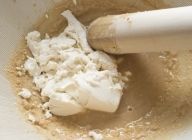 砂糖・酢・醤油・味醂・塩を入れて混ぜる。そこへしっかり水気を切った豆腐を入れて良く混ぜる。ここで味をみて、微調整する。