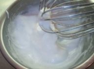 メレンゲを作る。
\n卵白をボウルにいれ泡立てる。
\n白っぽくなってきたら砂糖をいれ、つのが立つくらい混ぜる。