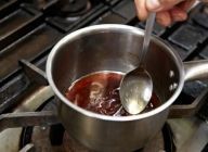 鍋に生クリームと里芋を入れ、弱火で煮る。里芋に火が通ったら、パルメザンチーズと愛南ゴールド・味噌ディップを入れ、味を調える。