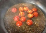 フライパンに油を大1.5（分量外）入れ、プチトマトを炒め、麺つゆと水を入れ３０秒強火で煮ます。それを茄子にかけておきます。（冷たく食べる場合は、このまま冷やす)