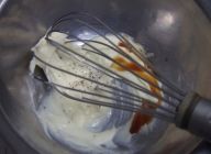 ボウルに卵黄を落とします。
100ccのサラダ油を少しづつ（5ccずつ）足しながらホイッパーで一定の向きで混ぜ合わせていきます。
油を全部入れたら調味料を入れ