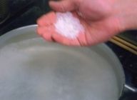 大きめの鍋にお湯を沸かし、塩を入れる。塩は、約4リットルの水に対して、40g、粗塩でOK!!