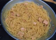 スパゲッティがアルデンテに茹であがったら、ソースと合わせ味を見る。塩が薄いようなら、茹で汁を加えて味を整える。