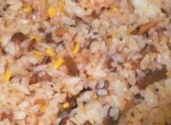 すし飯と、炒めた牛肉などの具材、錦糸玉子の半分の量を混ぜ合わせます。すし飯はほんのりピンク色に染まります。
