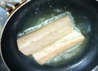 フライパンに油を引いて、油の温度が温まったらまぐろを入れて、側面をまんべんなく焼き、仕上げにバターをからめて、バット等に取り出します。