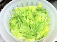 レタスと水菜は適度な大きさに切り分け、できれば５０°cのお湯に１分程度浸してから水洗いしてざるにあげ水気を切って置いておく。大根おろし、万能ねぎも用意しておく