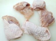 鶏もも肉1枚を1切50グラムにカットします。300グラムで6切れが目安です。