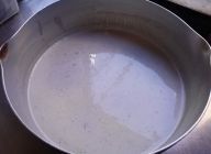 鍋に液状になった豆乳と牛乳、生クリームを入れ、弱火にかける。\n