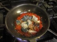 切り分けたサザエをフライパンのソースに
入れ、ソースを温めながらからめ、殻に詰め込む
