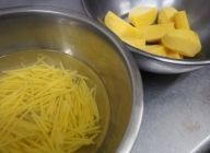 ラップを敷いて揚げたジャガイモを敷いてポテトサラダを置いて包み丸く成形する