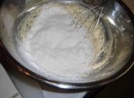 【ケーキのタネ④】
\n③の卵黄に②の合せたものを入れ良く混ぜる。ふるった小麦粉を加え更に混ぜる。