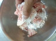 豚肉を片栗粉にまぶしておく。
