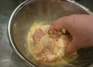 「鶏唐」
ボールに鶏肉と「a」を入れよく混ぜてから「b」を入れてよく混ぜ170℃の油で揚げる
※粉が少なめで天ぷらに近い感じになります
