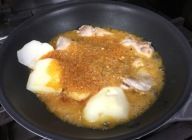 カレーソースをかけて鶏肉に火が入るまでコトコト煮る。途中でゆで卵を加える。