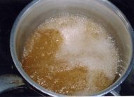 市販のコンソメ（ビーフなければチキンでも可）をお湯に溶かしブロードを作り、弱火にかけて温めておく。
