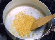 鍋にオリーブオイルを少量入れ、玉葱を入れ、軽く色づくまで弱火でじっくり炒める。