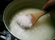 玉ねぎを1cm角にしてバター（45g）でソテー、お米にとりブイヨンをひたしローリエとソテーした玉ねぎを入れて炊く。