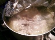 モモ肉は鍋に皮面を下にして置き、水、白ワイン、塩、コショウを入れ落としブタをしてアクと油を取りながら20分煮る。