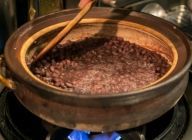 ザラメを入れると鍋底が焦げやすくなるので、杓文字で豆がつぶれない様に時々サックリかき混ぜ仕上げる。