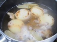 出汁を張って 沸く寸前の温度をキープしながら長芋が柔らかくなるまで（約20分）煮ます